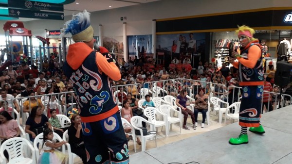 Payasos celebran su día haciendo reír al público, en Mazatlán