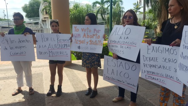 ¡Ni muerta, ni presa!, claman feministas en el Congreso de Sinaloa
