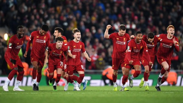 En juego de locura, Liverpool elimina al Arsenal de la Copa de la Liga