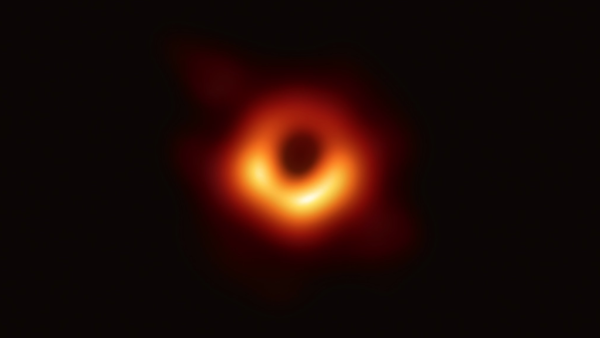 Captan la primera imagen de un agujero negro en la historia de la astronomía