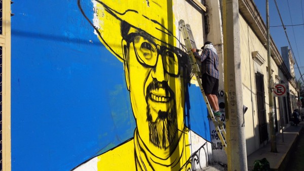 Artistas pintan mural de Javier Valdez en Culiacán
