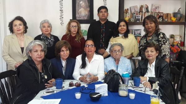 Catalina Frank (de blanco, al centro), una de las líderes femeniles del PAN, denuncia la corrupción interna en el albiazul.