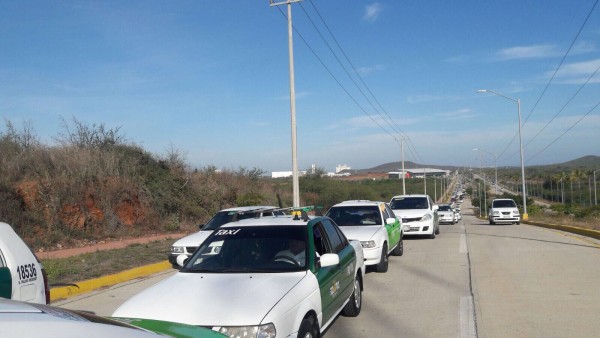 Protestan transportistas de Mazatlán contra Uber