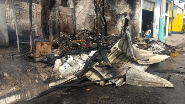 Bomberos controlan un incendio en una vivienda de Mazatlán