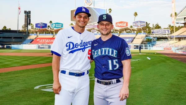 Los hermanos Corey y Kyle Seager, previo al encuentro entre Dodgers y Marineros en Los Ángeles.