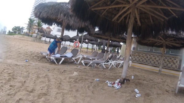 Exhiben a hotel de Mazatlán, donde en su zona de playa amanecen latas de cerveza y basura