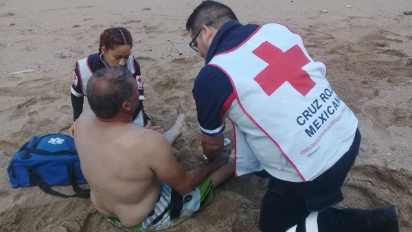 En Mazatlán, padre e hija son rescatados en el mar