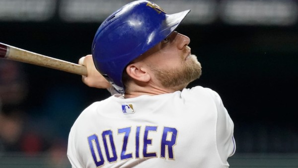 Hunter Dozier permanecerá cuatro temporadas más con los Reales.