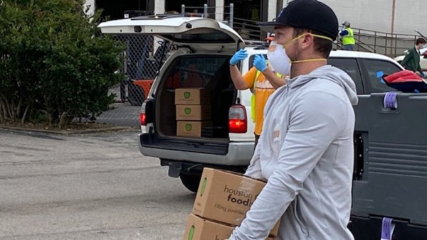 Alex Bregman supera un millón de dólares en recaudaciones