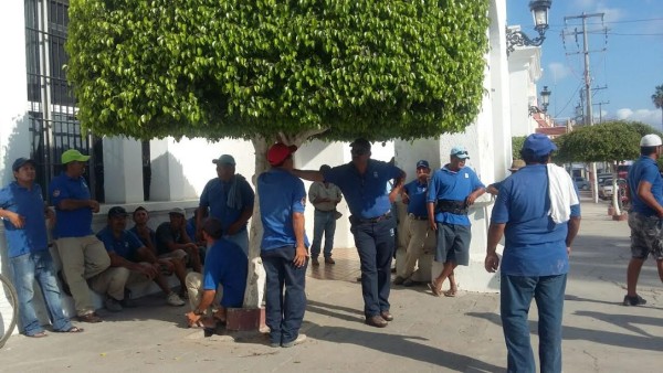 Exigen el pago de primas vacacionales