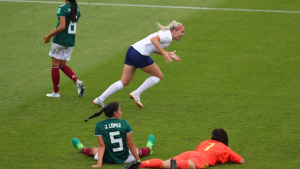 Alessia Russo, de Inglaterra, celebra de haber anotado su primer gol ante México.