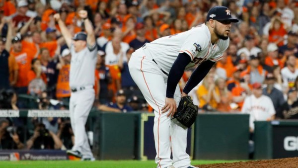 Roberto Osuna se salvó de sufrir la derrota.