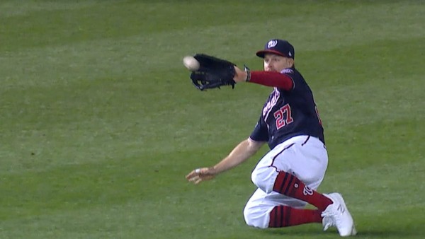 Brock Holt llega a los Rangers de Texas.