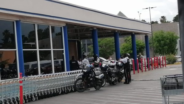 Balean en Culiacán a empleado bancario dentro de tienda de autoservicio
