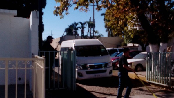 Hallan cadáver en el techo de un hospital; presumen que fue tirado desde avioneta