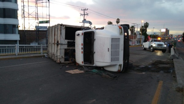 Choque en Culiacán causa volcadura de un camión recolector y deja tres personas lesionadas