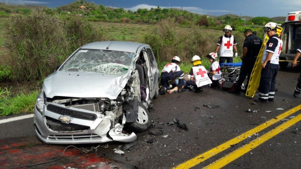 Choca tráiler a auto en la carretera, al norte de Mazatlán