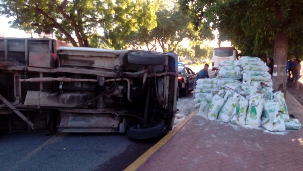Camión urbano le pega a una camioneta y la voltea, en Culiacán