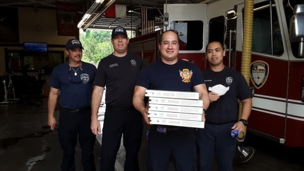 Astros donan pizzas a los bomberos de Houston
