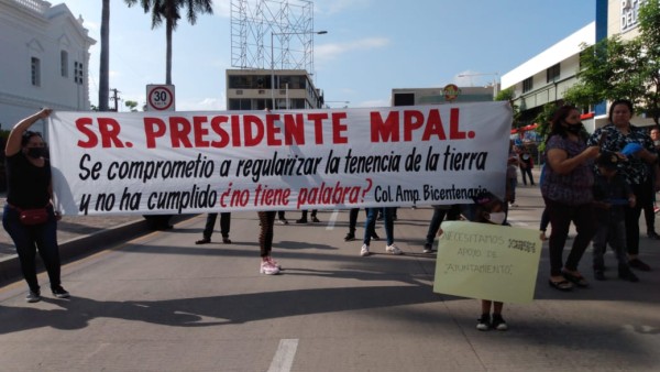 En Culiacán, vecinos de la Ampliación Bicentenario cierran la Obregón para pedir regularización de predios