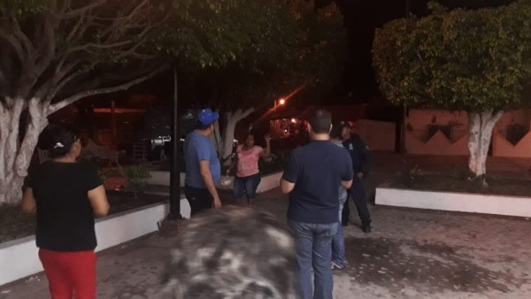 Vecinos de Teacapán intentan pintar su plazuela, pero les envían a la policía