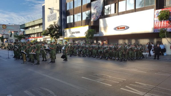 Policía Militar ensaya antes del desfile en Culiacán