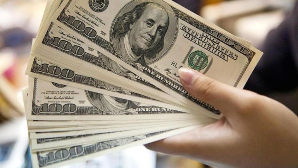 Tras consulta por el nuevo aeropuerto, dólar rebasa los $20