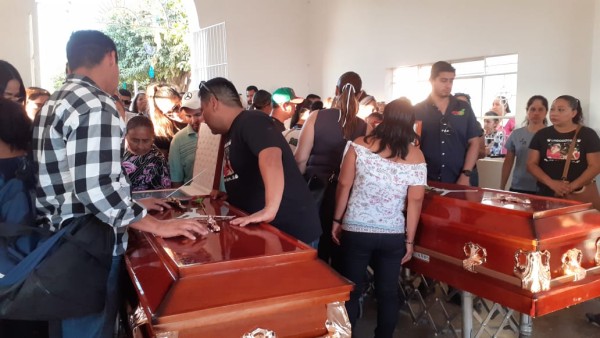 Despiden familiares y amigos a los hermanos Farid y Carlos Murúa en Escuinapa