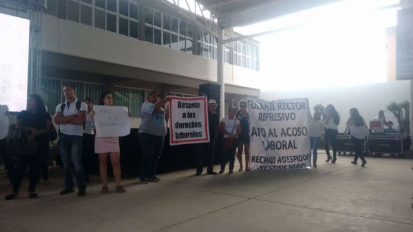 'No puede haber un loco como Rector', reclamo el docente Ismael Alvarado