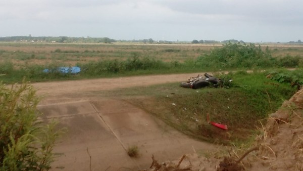 Se mata motociclista al volar sobre un canal de riego en Navolato