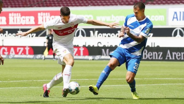 Mario Gómez cuelga los taquetes. (Fotos: Twitter @VfB)