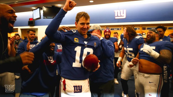 Eli Manning recibió toda clase de muestras de cariño de aficionados, compañeros y coaches en su duelo ante Miami. (Foto: Twitter @Giants)