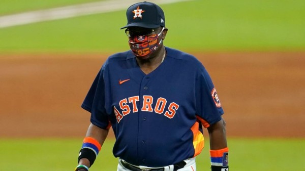 Dusty Baker firmó para permanecer al frente de los Astros de Houston también en 2021.
