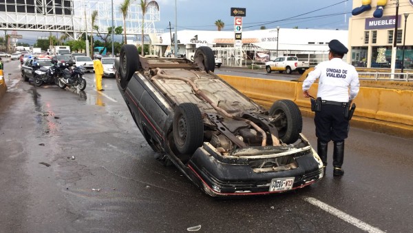 Vuelca automóvil tras chocar contra distribuidor vial en Culiacán