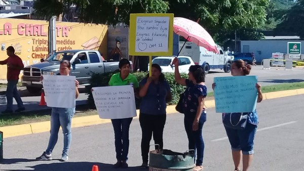 Bloquean en El Rosario avenida para exigir un mejor CAM para sus hijos