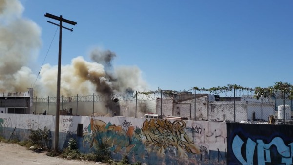 Incendio en cuarto frío de una congeladora moviliza a Bomberos, en Mazatlán