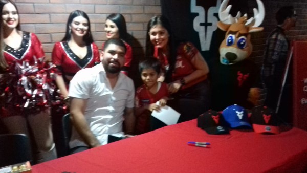 José Luis Urquidy se deja querer en firma de autógrafos en el Teodoro Mariscal