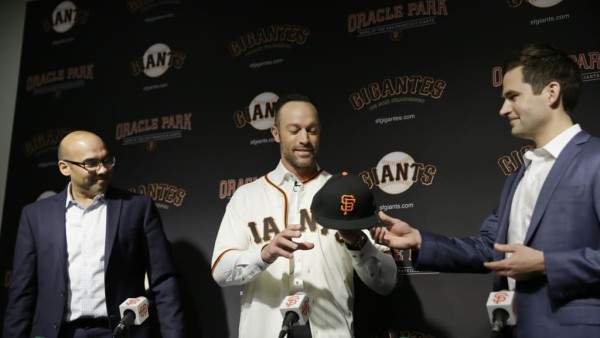 Gabe Kapler es presentado por Gigantes de San Francisco.