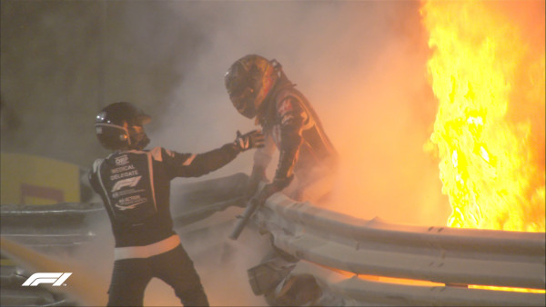 #VIDEO Su auto se parte y explota, pero Grosjean sobrevive