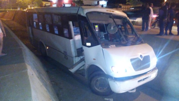 Camión urbano cae a canal después de que chofer forcejeara con un asaltante en Mazatlán