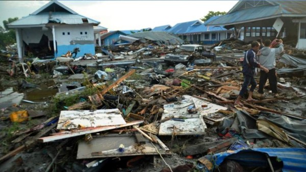 Suman más de 800 muertos por sismos y tsunami en Indonesia