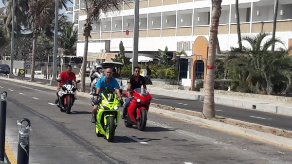 Se dejan ver asistentes a la Semana de la Moto en el malecón de Mazatlán