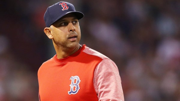 Alex Cora fue dejado libre por los Medias Rojas