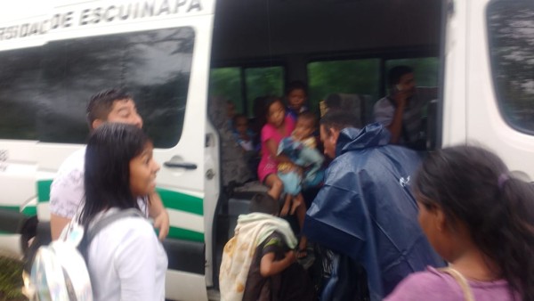 Alcalde de Escuinapa y profesores obligan a vecinos de El Tecomatillo a dejar sus casas