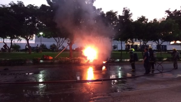 Accidente e incendio de un vehículo, deja una mujer lesionada en el fraccionamiento Los Laureles, en Mazatlán