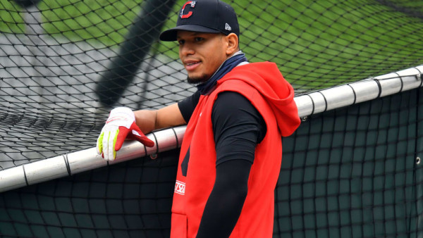 El segunda base César Hernández permanecerá con los Indios de Cleveland