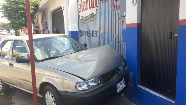 Un carro es chocado por otra unidad y se impacta contra un negocio en Mazatlán