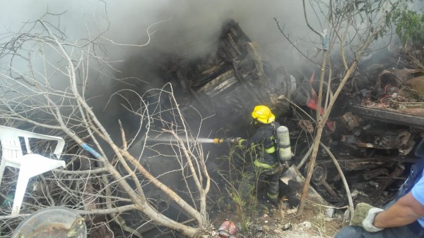 Se incendia pensión de vehículos de la Fiscalía General del Estado, en Culiacán