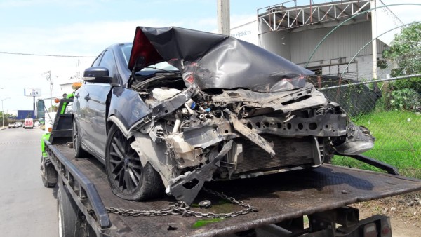 Muy dañado terminó uno de los vehículos involucrados en el choque múltiple.