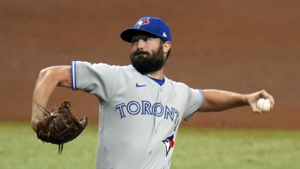 El lanzador zurdo Robbie Ray permanecerá un año más en Toronto.